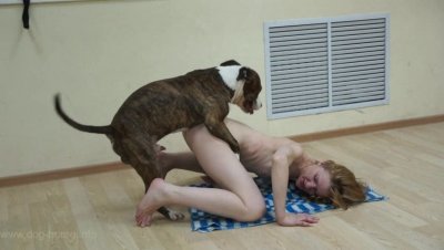 русская зоофилка ебёца с кобелем