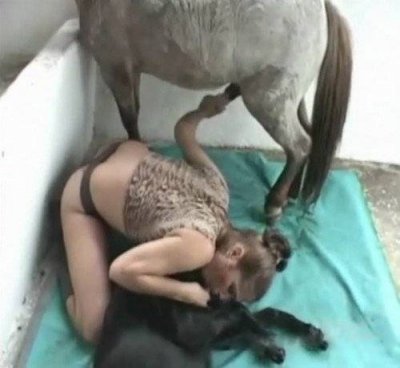 Прикольная зоофилка - ебёться с псом и с конем поочереди